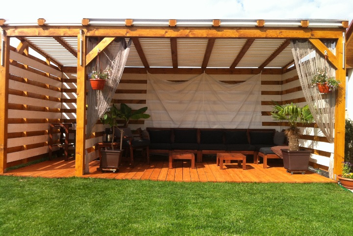 Pergola s lavicami a bočnou stenou z dreva