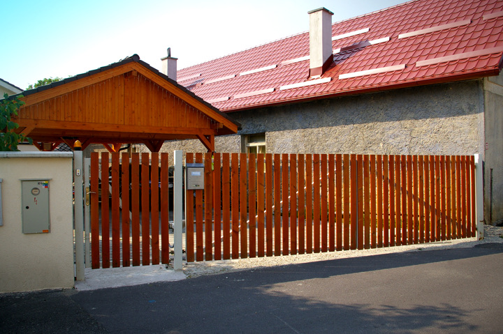 Latkový plot pred rodinným domom
